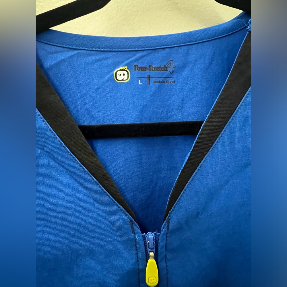 Wonderwink zip-up scrub top - Picture 2 of 5